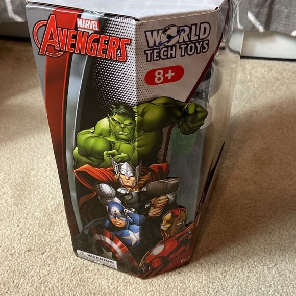 BNWT - MARVEL DISNEY AVENGERS HULK 2 FLYING FIGURINE - Picture 5 of 8